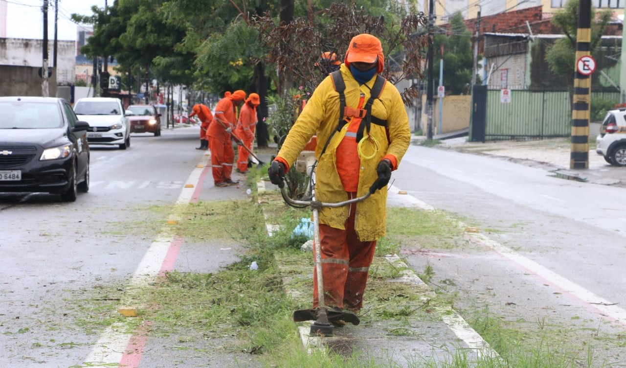 homem cortando grama